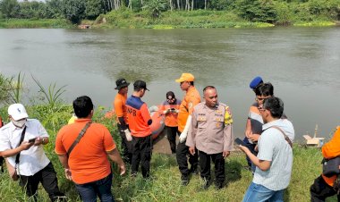 Polisi-Bersama-Tim-Gabungan-Berhasil-Evakuasi-Korban-Hanyut-di-Sungai-Brantas-Tulungagung